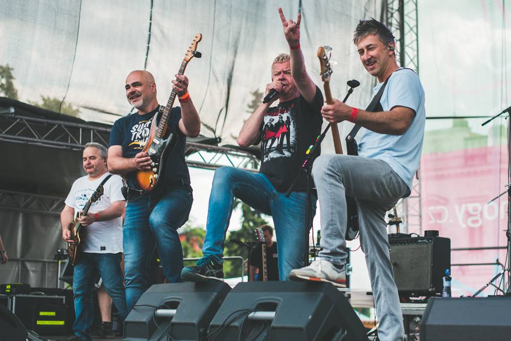 Hvězdami druhého dne festivalu Mezi ploty byli v Bohnicích Barbora Poláková, Mňága a Žďorp nebo Rybičky 48