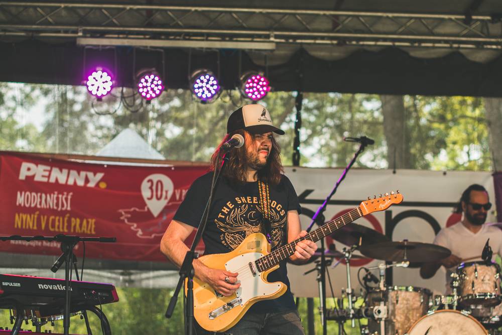 Hvězdami druhého dne festivalu Mezi ploty byli v Bohnicích Barbora Poláková, Mňága a Žďorp nebo Rybičky 48