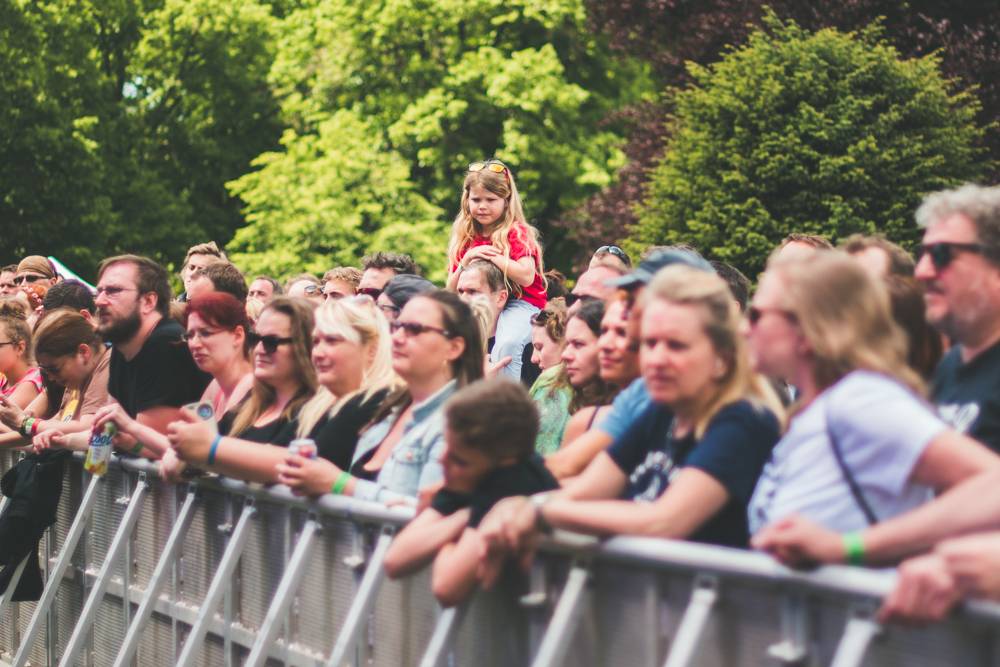 Hvězdami druhého dne festivalu Mezi ploty byli v Bohnicích Barbora Poláková, Mňága a Žďorp nebo Rybičky 48