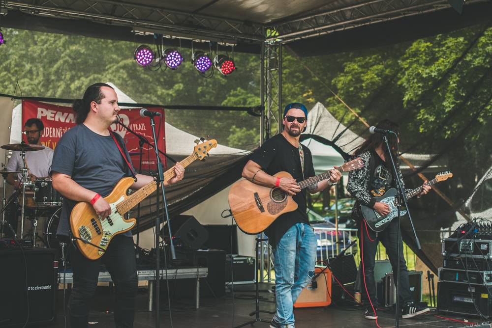 Hvězdami druhého dne festivalu Mezi ploty byli v Bohnicích Barbora Poláková, Mňága a Žďorp nebo Rybičky 48