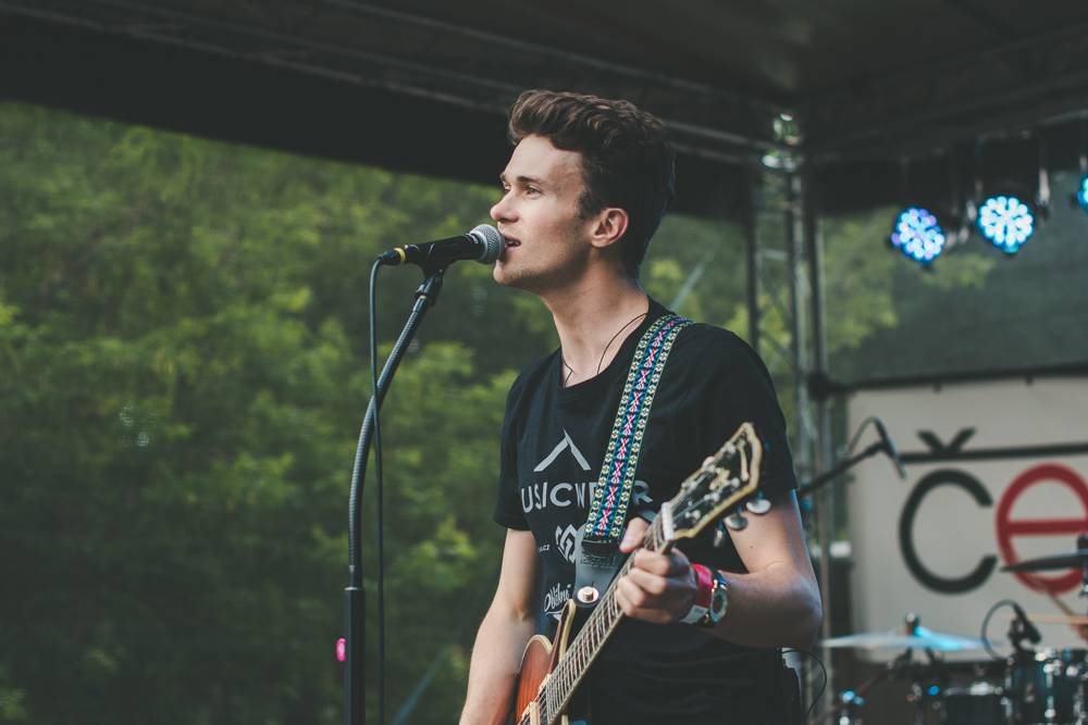 Hvězdami druhého dne festivalu Mezi ploty byli v Bohnicích Barbora Poláková, Mňága a Žďorp nebo Rybičky 48