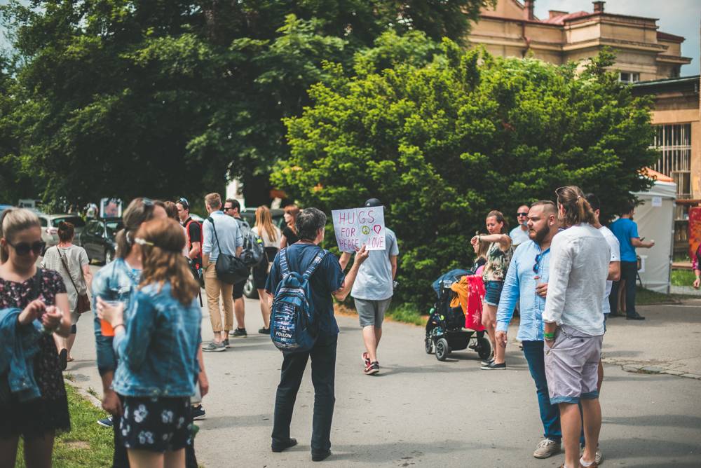 Hvězdami druhého dne festivalu Mezi ploty byli v Bohnicích Barbora Poláková, Mňága a Žďorp nebo Rybičky 48