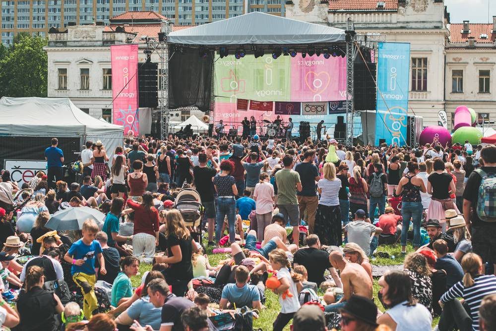 Hvězdami druhého dne festivalu Mezi ploty byli v Bohnicích Barbora Poláková, Mňága a Žďorp nebo Rybičky 48