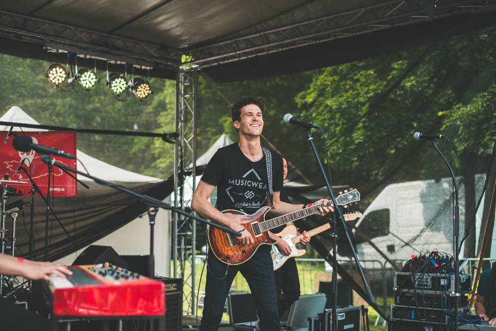 Hvězdami druhého dne festivalu Mezi ploty byli v Bohnicích Barbora Poláková, Mňága a Žďorp nebo Rybičky 48