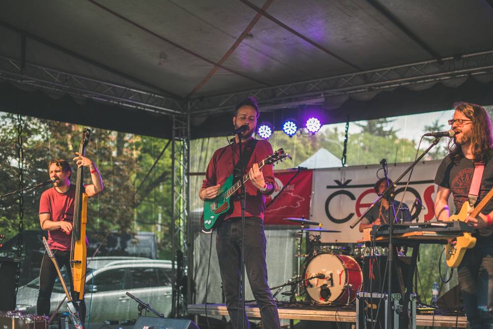 Hvězdami druhého dne festivalu Mezi ploty byli v Bohnicích Barbora Poláková, Mňága a Žďorp nebo Rybičky 48