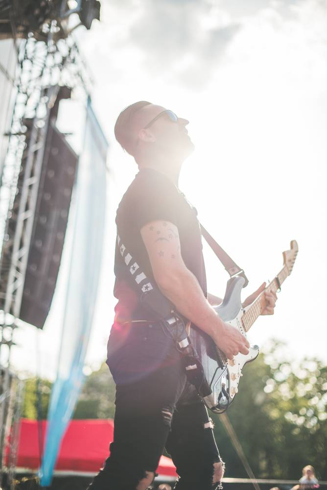 Hvězdami druhého dne festivalu Mezi ploty byli v Bohnicích Barbora Poláková, Mňága a Žďorp nebo Rybičky 48