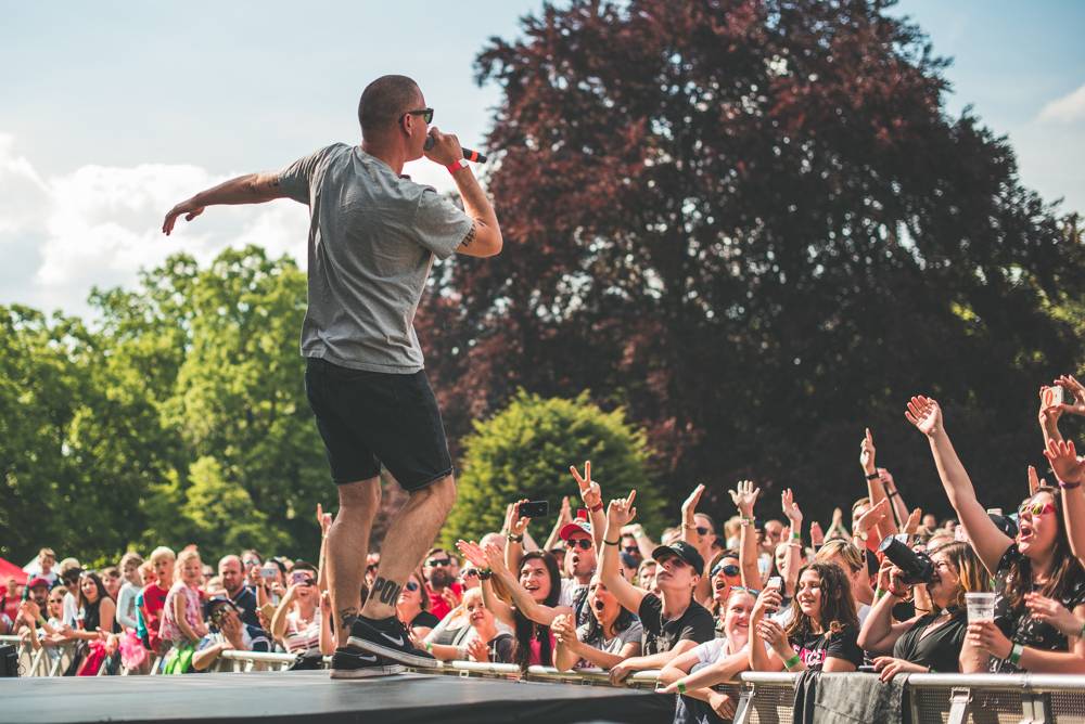 Hvězdami druhého dne festivalu Mezi ploty byli v Bohnicích Barbora Poláková, Mňága a Žďorp nebo Rybičky 48