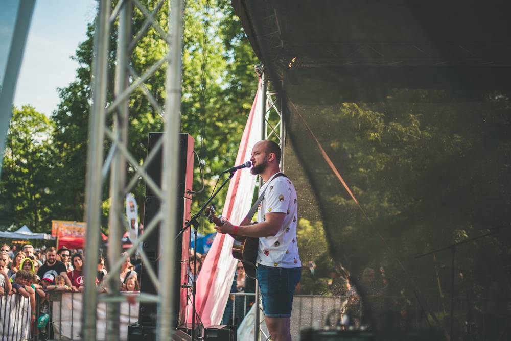 Hvězdami druhého dne festivalu Mezi ploty byli v Bohnicích Barbora Poláková, Mňága a Žďorp nebo Rybičky 48