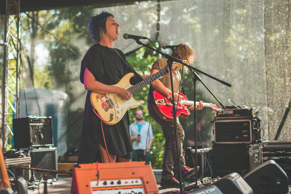 Hvězdami druhého dne festivalu Mezi ploty byli v Bohnicích Barbora Poláková, Mňága a Žďorp nebo Rybičky 48