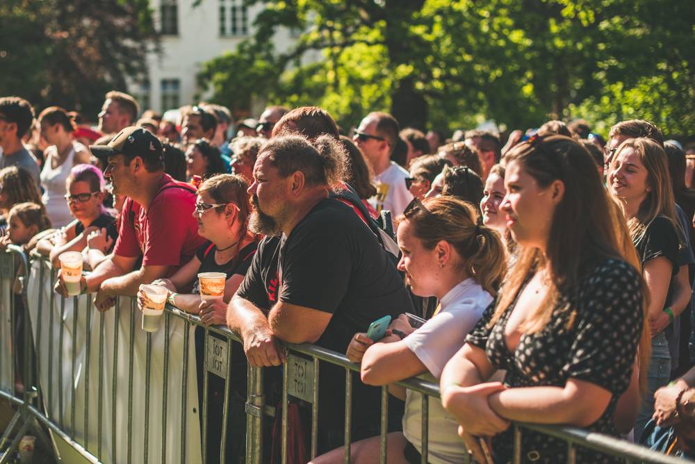 Hvězdami druhého dne festivalu Mezi ploty byli v Bohnicích Barbora Poláková, Mňága a Žďorp nebo Rybičky 48