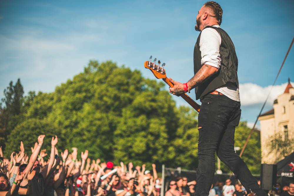 Hvězdami druhého dne festivalu Mezi ploty byli v Bohnicích Barbora Poláková, Mňága a Žďorp nebo Rybičky 48