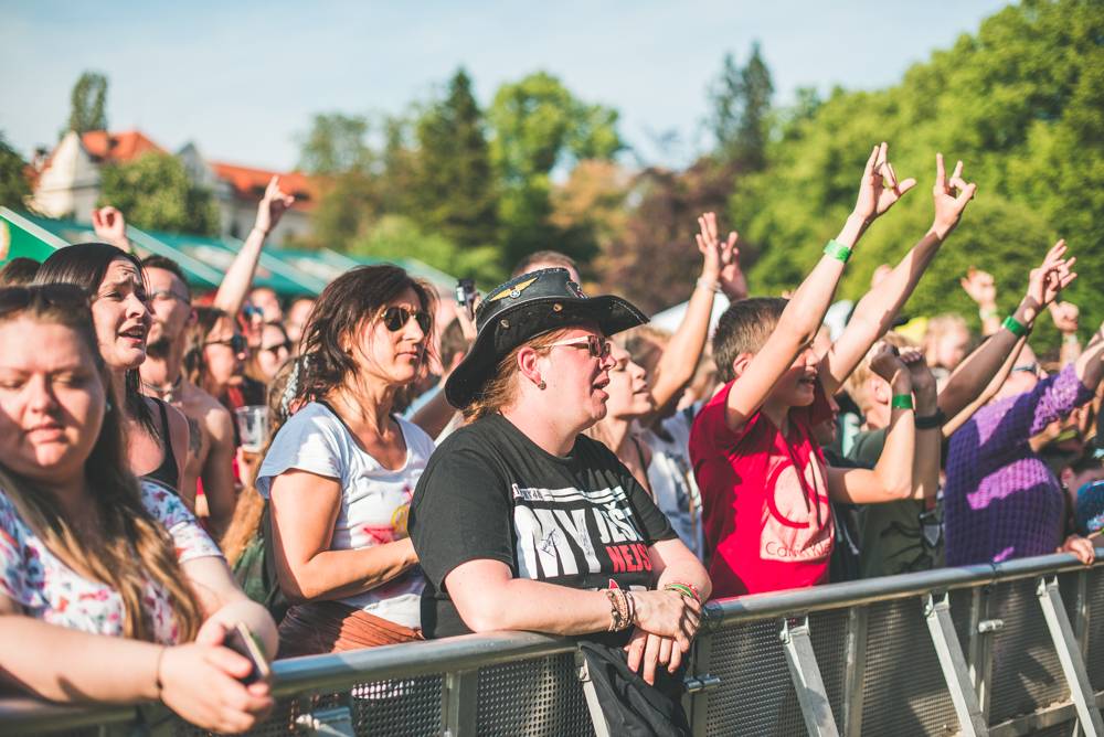 Hvězdami druhého dne festivalu Mezi ploty byli v Bohnicích Barbora Poláková, Mňága a Žďorp nebo Rybičky 48