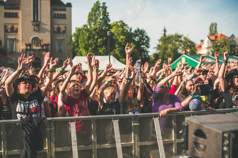 Hvězdami druhého dne festivalu Mezi ploty byli v Bohnicích Barbora Poláková, Mňága a Žďorp nebo Rybičky 48