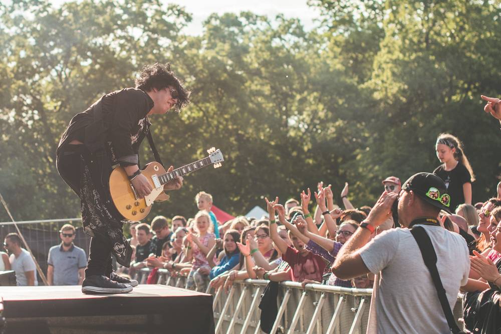 Hvězdami druhého dne festivalu Mezi ploty byli v Bohnicích Barbora Poláková, Mňága a Žďorp nebo Rybičky 48