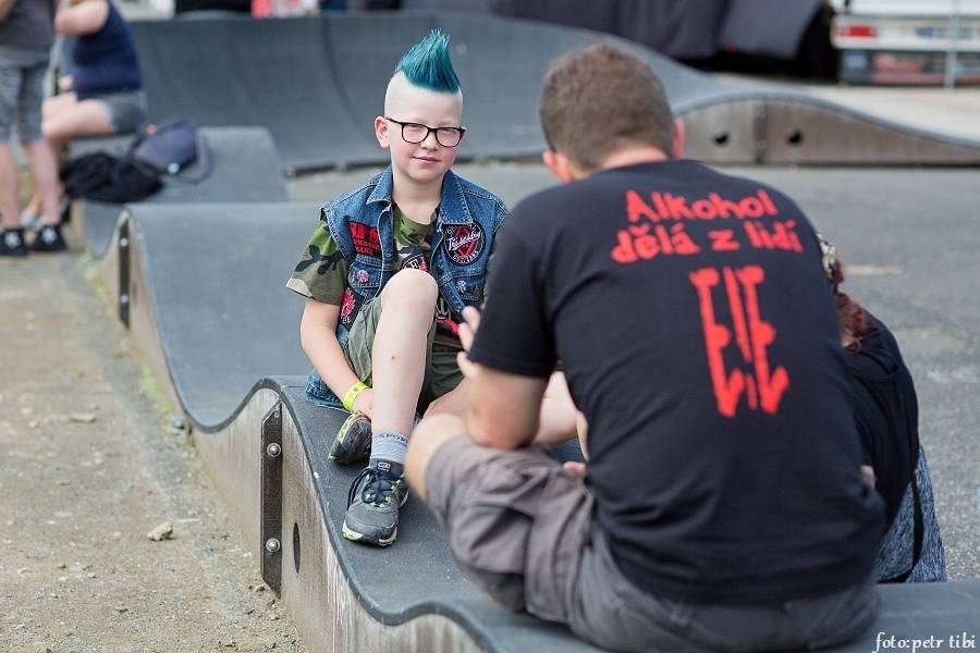 Tři sestry slavili 34 let. Punkovou jízdu na Braníku s nimi rozjeli Plexis, SPS nebo Cock Sparrer