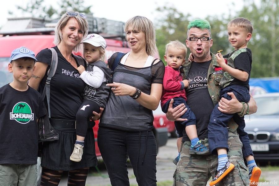 Tři sestry slavili 34 let. Punkovou jízdu na Braníku s nimi rozjeli Plexis, SPS nebo Cock Sparrer