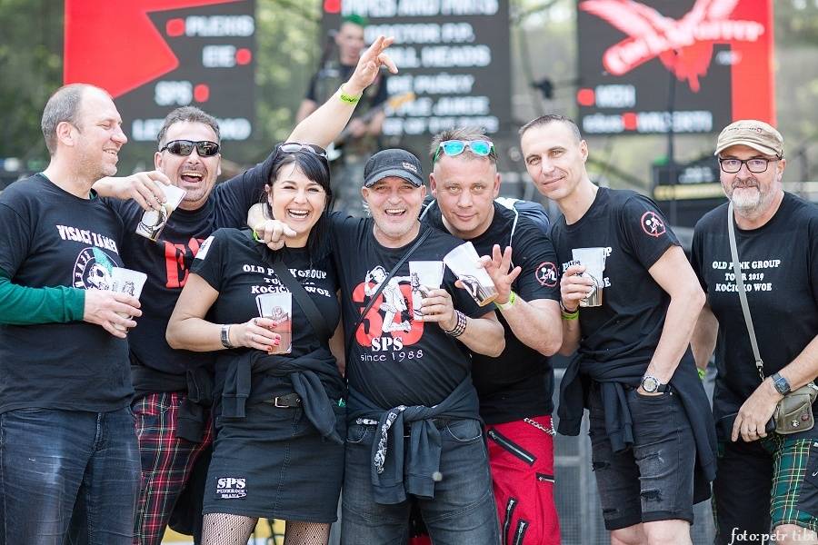 Tři sestry slavili 34 let. Punkovou jízdu na Braníku s nimi rozjeli Plexis, SPS nebo Cock Sparrer