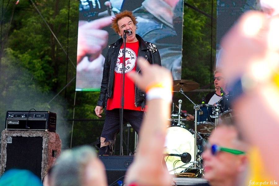 Tři sestry slavili 34 let. Punkovou jízdu na Braníku s nimi rozjeli Plexis, SPS nebo Cock Sparrer