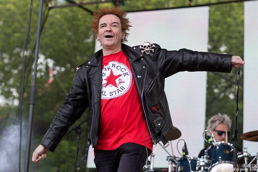 Tři sestry slavili 34 let. Punkovou jízdu na Braníku s nimi rozjeli Plexis, SPS nebo Cock Sparrer