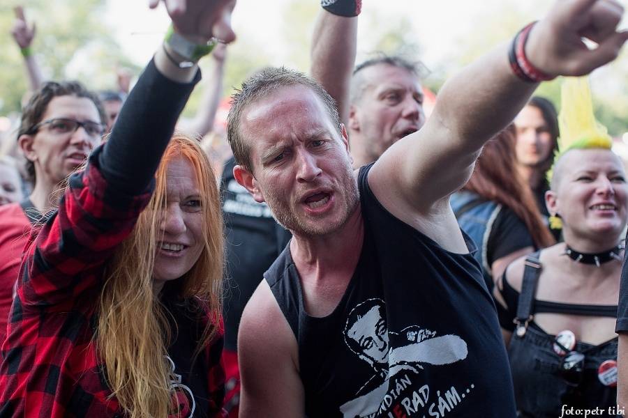 Tři sestry slavili 34 let. Punkovou jízdu na Braníku s nimi rozjeli Plexis, SPS nebo Cock Sparrer