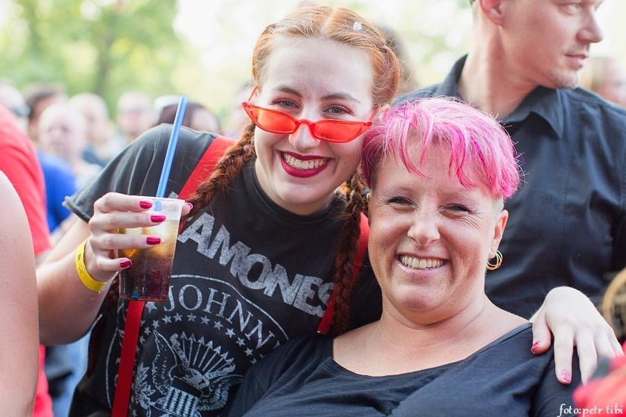 Tři sestry slavili 34 let. Punkovou jízdu na Braníku s nimi rozjeli Plexis, SPS nebo Cock Sparrer