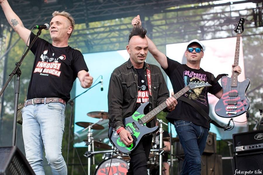 Tři sestry slavili 34 let. Punkovou jízdu na Braníku s nimi rozjeli Plexis, SPS nebo Cock Sparrer