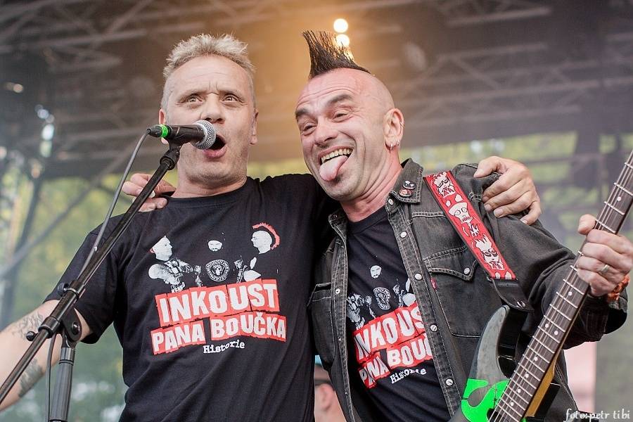 Tři sestry slavili 34 let. Punkovou jízdu na Braníku s nimi rozjeli Plexis, SPS nebo Cock Sparrer