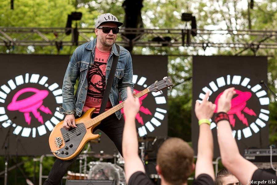 Tři sestry slavili 34 let. Punkovou jízdu na Braníku s nimi rozjeli Plexis, SPS nebo Cock Sparrer