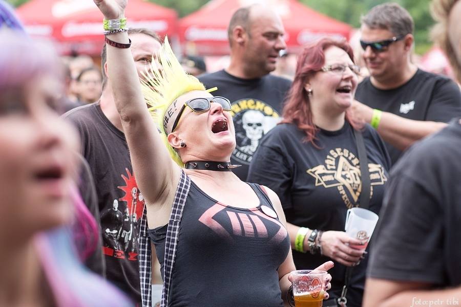 Tři sestry slavili 34 let. Punkovou jízdu na Braníku s nimi rozjeli Plexis, SPS nebo Cock Sparrer