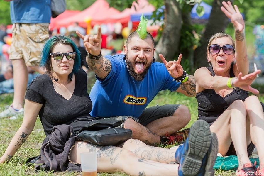 Tři sestry slavili 34 let. Punkovou jízdu na Braníku s nimi rozjeli Plexis, SPS nebo Cock Sparrer