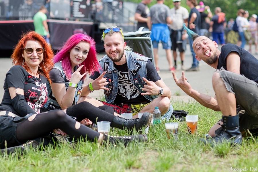 Tři sestry slavili 34 let. Punkovou jízdu na Braníku s nimi rozjeli Plexis, SPS nebo Cock Sparrer