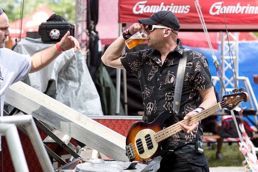 Tři sestry slavili 34 let. Punkovou jízdu na Braníku s nimi rozjeli Plexis, SPS nebo Cock Sparrer