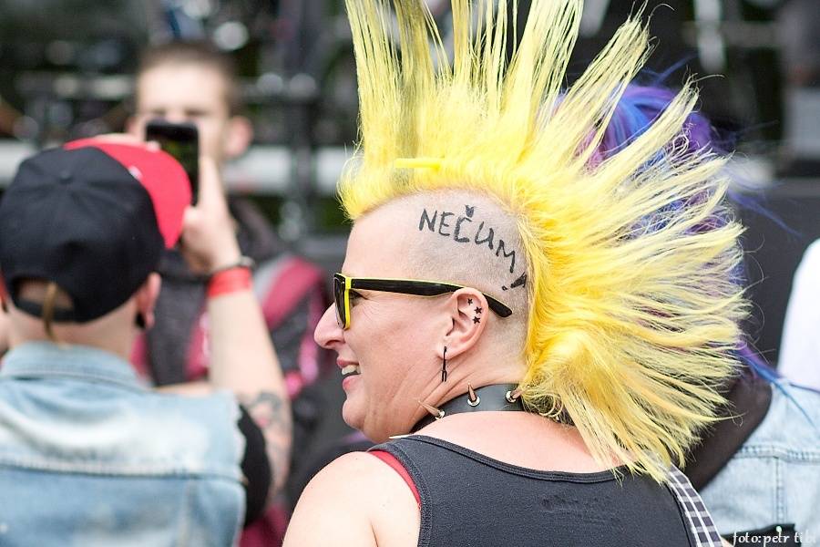 Tři sestry slavili 34 let. Punkovou jízdu na Braníku s nimi rozjeli Plexis, SPS nebo Cock Sparrer