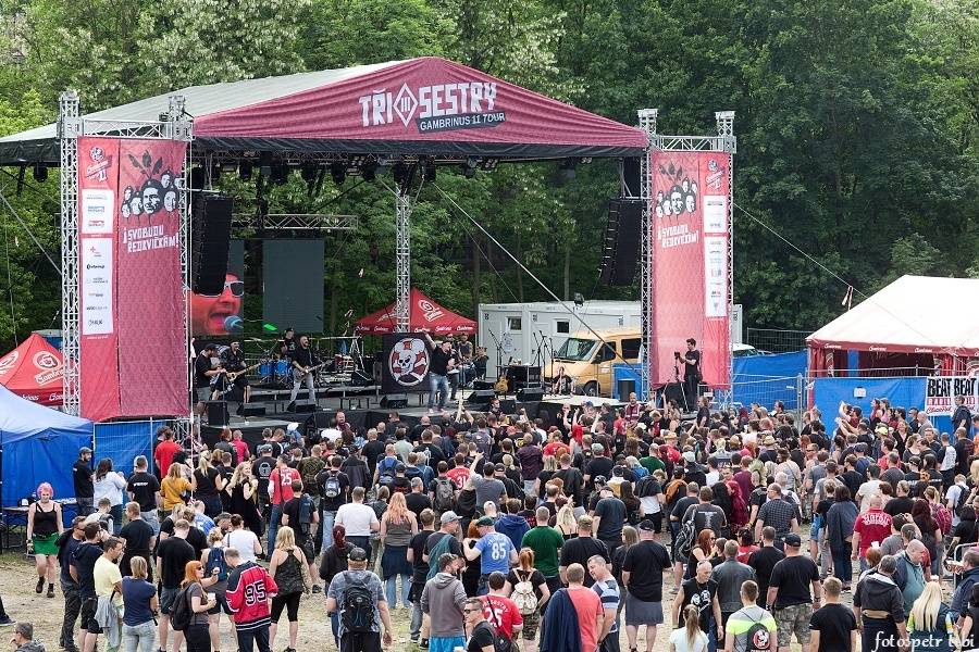 Tři sestry slavili 34 let. Punkovou jízdu na Braníku s nimi rozjeli Plexis, SPS nebo Cock Sparrer