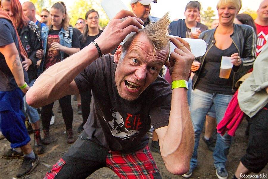 Tři sestry slavili 34 let. Punkovou jízdu na Braníku s nimi rozjeli Plexis, SPS nebo Cock Sparrer