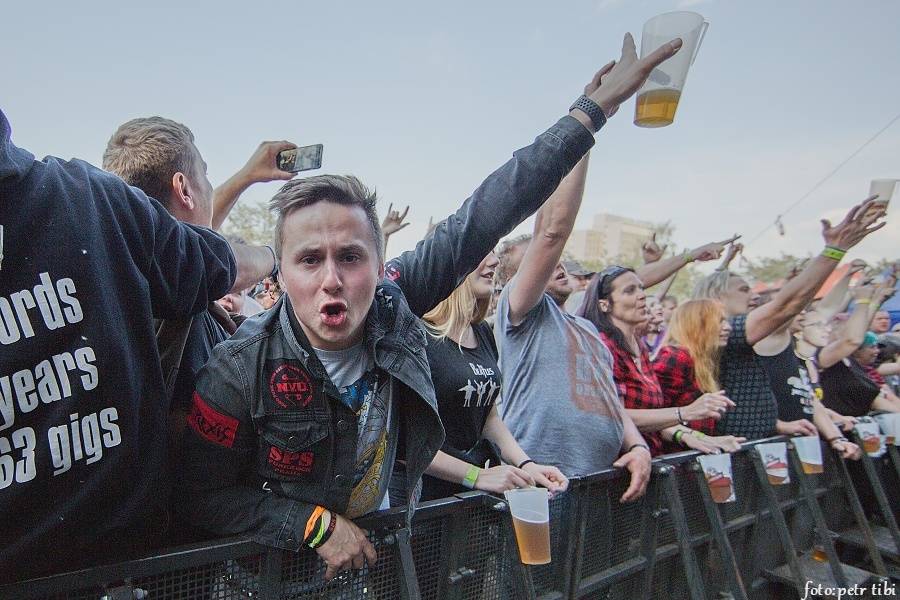 Tři sestry slavili 34 let. Punkovou jízdu na Braníku s nimi rozjeli Plexis, SPS nebo Cock Sparrer