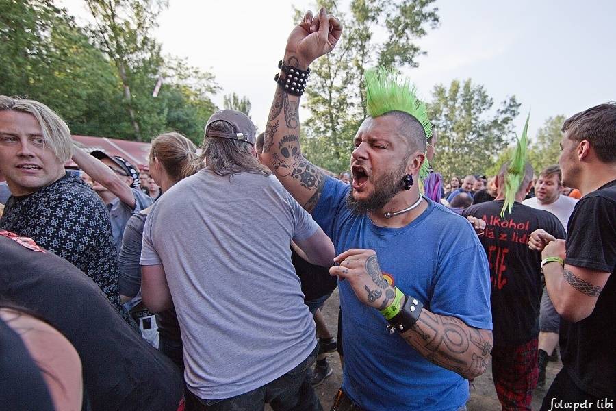 Tři sestry slavili 34 let. Punkovou jízdu na Braníku s nimi rozjeli Plexis, SPS nebo Cock Sparrer