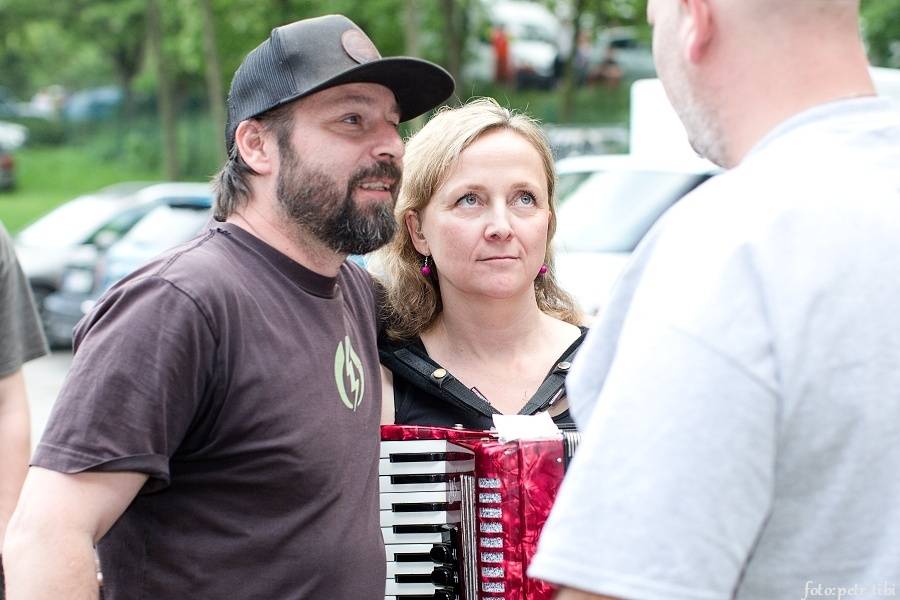 Tři sestry slavili 34 let. Punkovou jízdu na Braníku s nimi rozjeli Plexis, SPS nebo Cock Sparrer