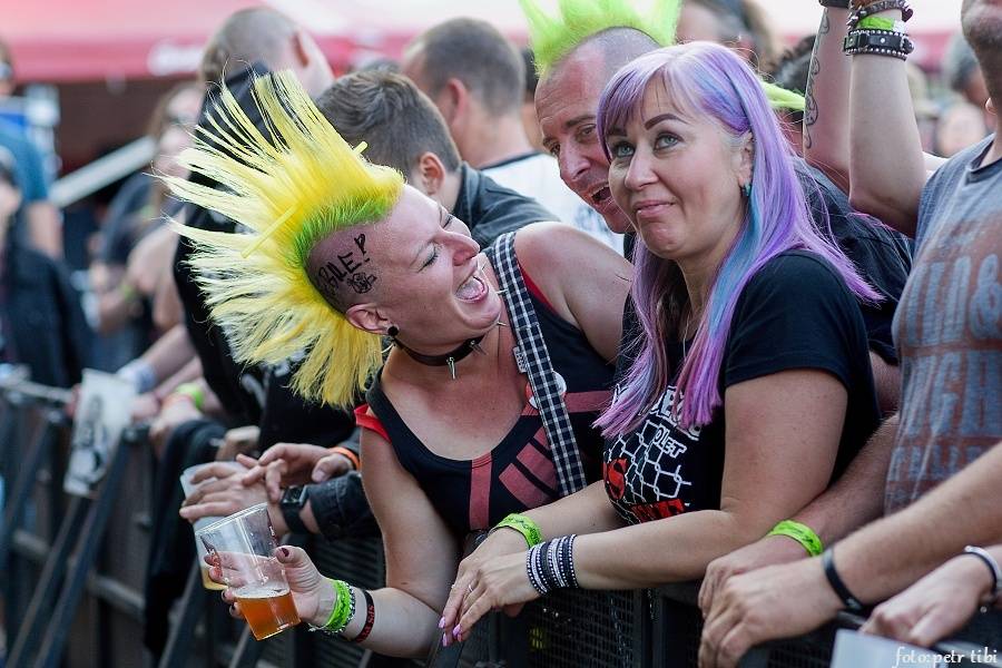 Tři sestry slavili 34 let. Punkovou jízdu na Braníku s nimi rozjeli Plexis, SPS nebo Cock Sparrer