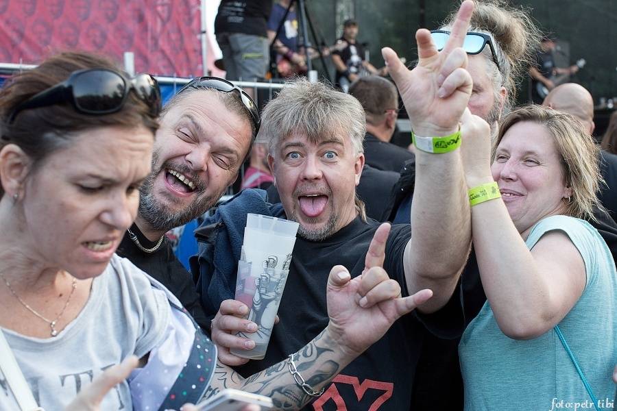 Tři sestry slavili 34 let. Punkovou jízdu na Braníku s nimi rozjeli Plexis, SPS nebo Cock Sparrer