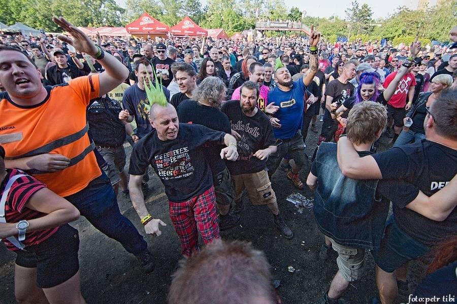 Tři sestry slavili 34 let. Punkovou jízdu na Braníku s nimi rozjeli Plexis, SPS nebo Cock Sparrer