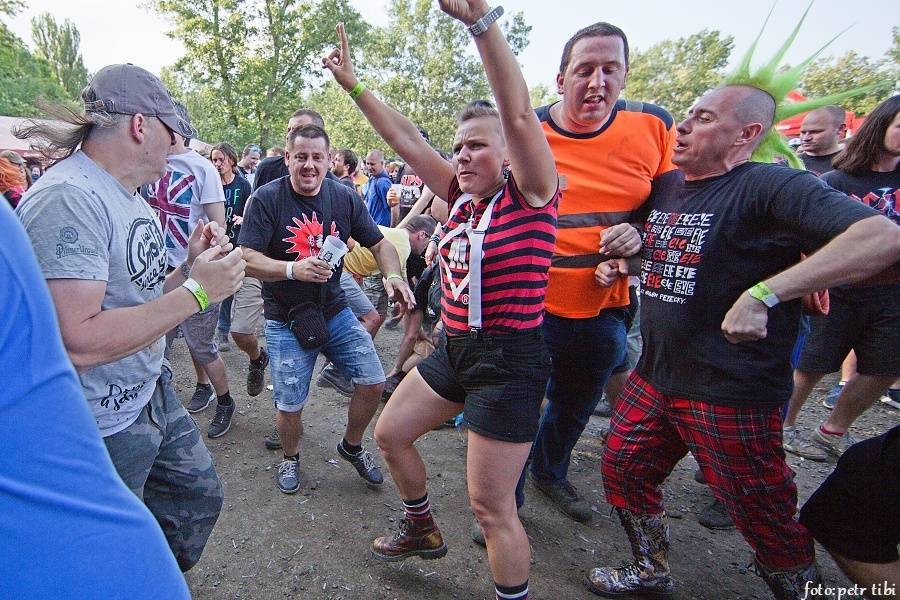 Tři sestry slavili 34 let. Punkovou jízdu na Braníku s nimi rozjeli Plexis, SPS nebo Cock Sparrer