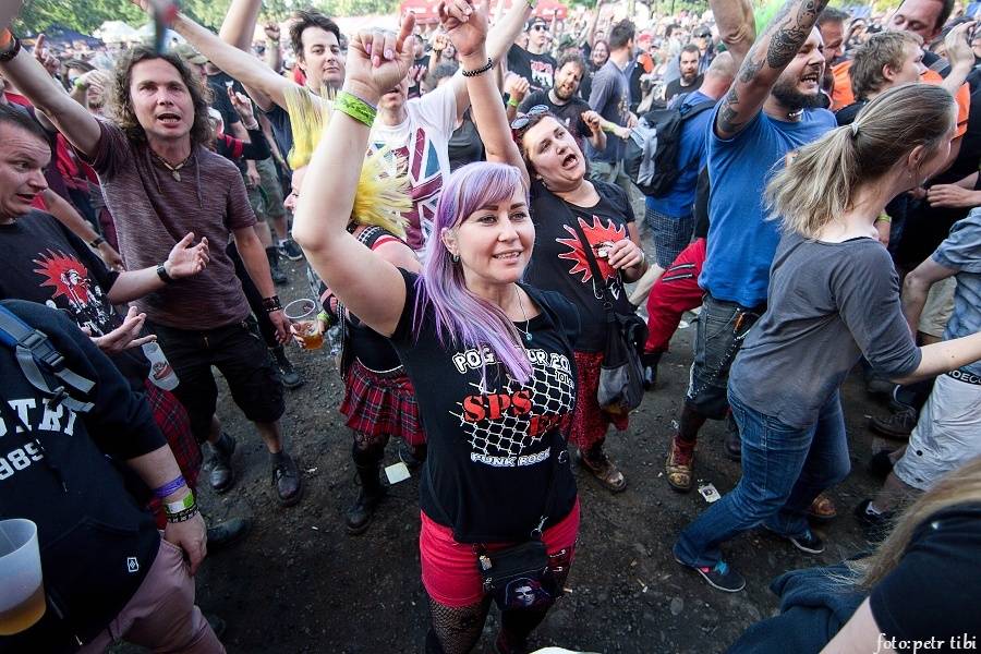 Tři sestry slavili 34 let. Punkovou jízdu na Braníku s nimi rozjeli Plexis, SPS nebo Cock Sparrer