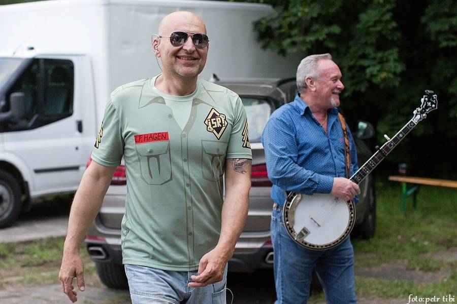 Tři sestry slavili 34 let. Punkovou jízdu na Braníku s nimi rozjeli Plexis, SPS nebo Cock Sparrer