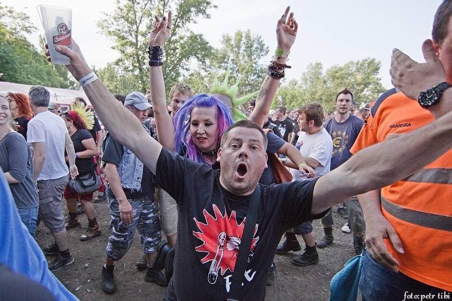 Tři sestry slavili 34 let. Punkovou jízdu na Braníku s nimi rozjeli Plexis, SPS nebo Cock Sparrer