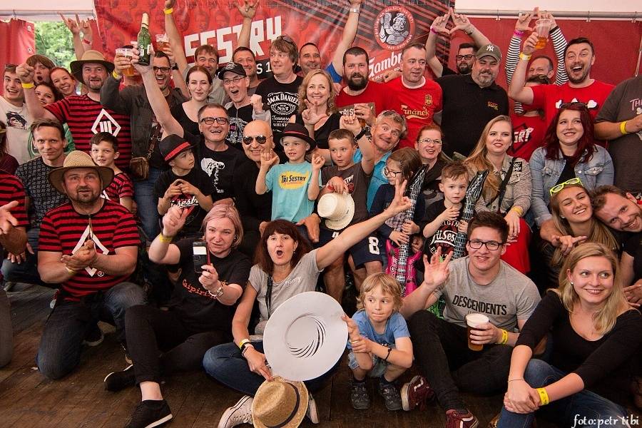 Tři sestry slavili 34 let. Punkovou jízdu na Braníku s nimi rozjeli Plexis, SPS nebo Cock Sparrer