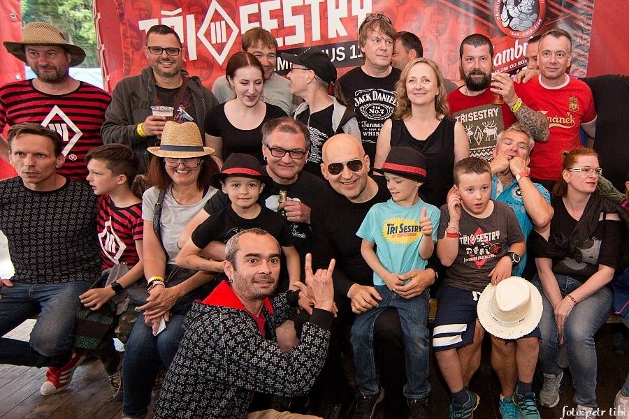 Tři sestry slavili 34 let. Punkovou jízdu na Braníku s nimi rozjeli Plexis, SPS nebo Cock Sparrer