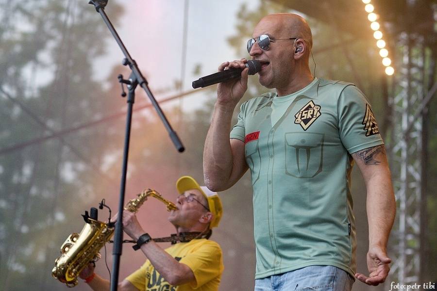 Tři sestry slavili 34 let. Punkovou jízdu na Braníku s nimi rozjeli Plexis, SPS nebo Cock Sparrer