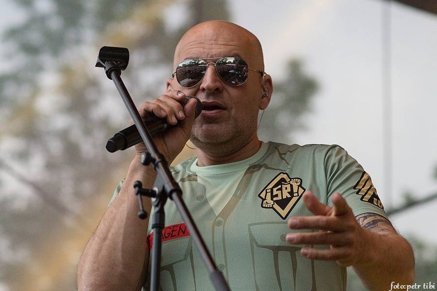 Tři sestry slavili 34 let. Punkovou jízdu na Braníku s nimi rozjeli Plexis, SPS nebo Cock Sparrer