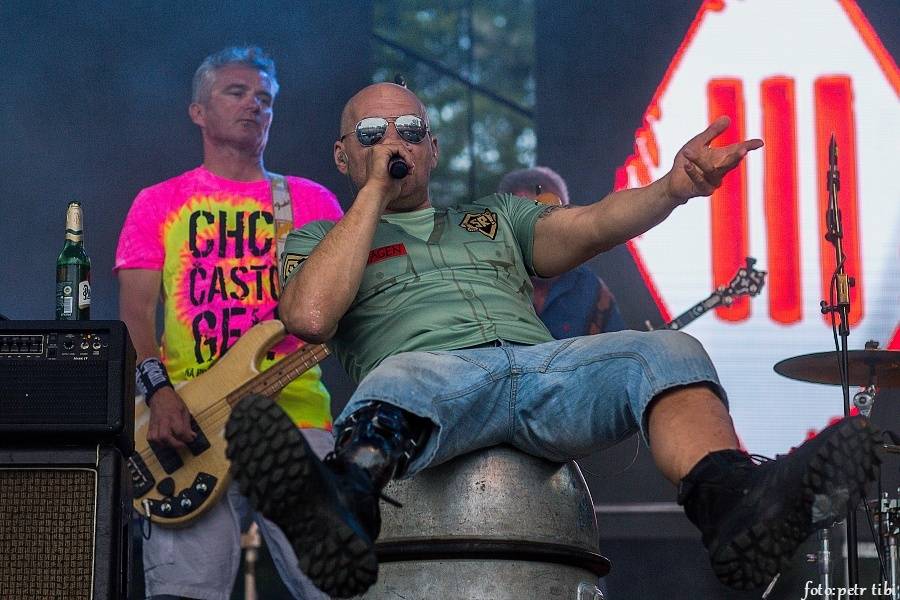 Tři sestry slavili 34 let. Punkovou jízdu na Braníku s nimi rozjeli Plexis, SPS nebo Cock Sparrer